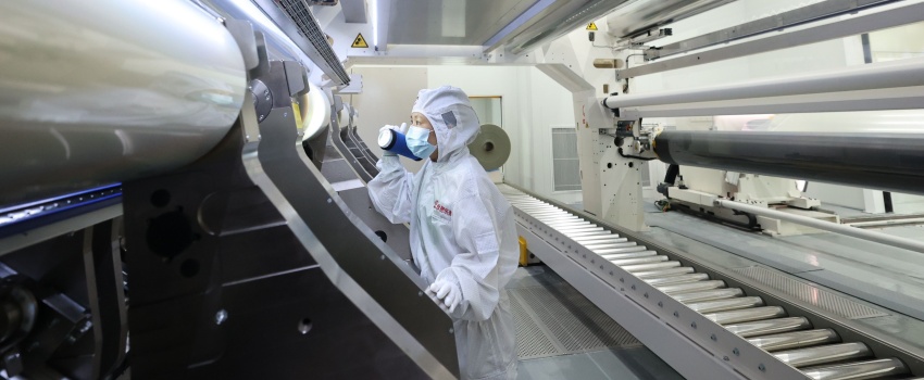 技術(shù)攻堅結(jié)碩果！合肥樂凱成功下線超寬幅超薄高端光學聚酯薄膜